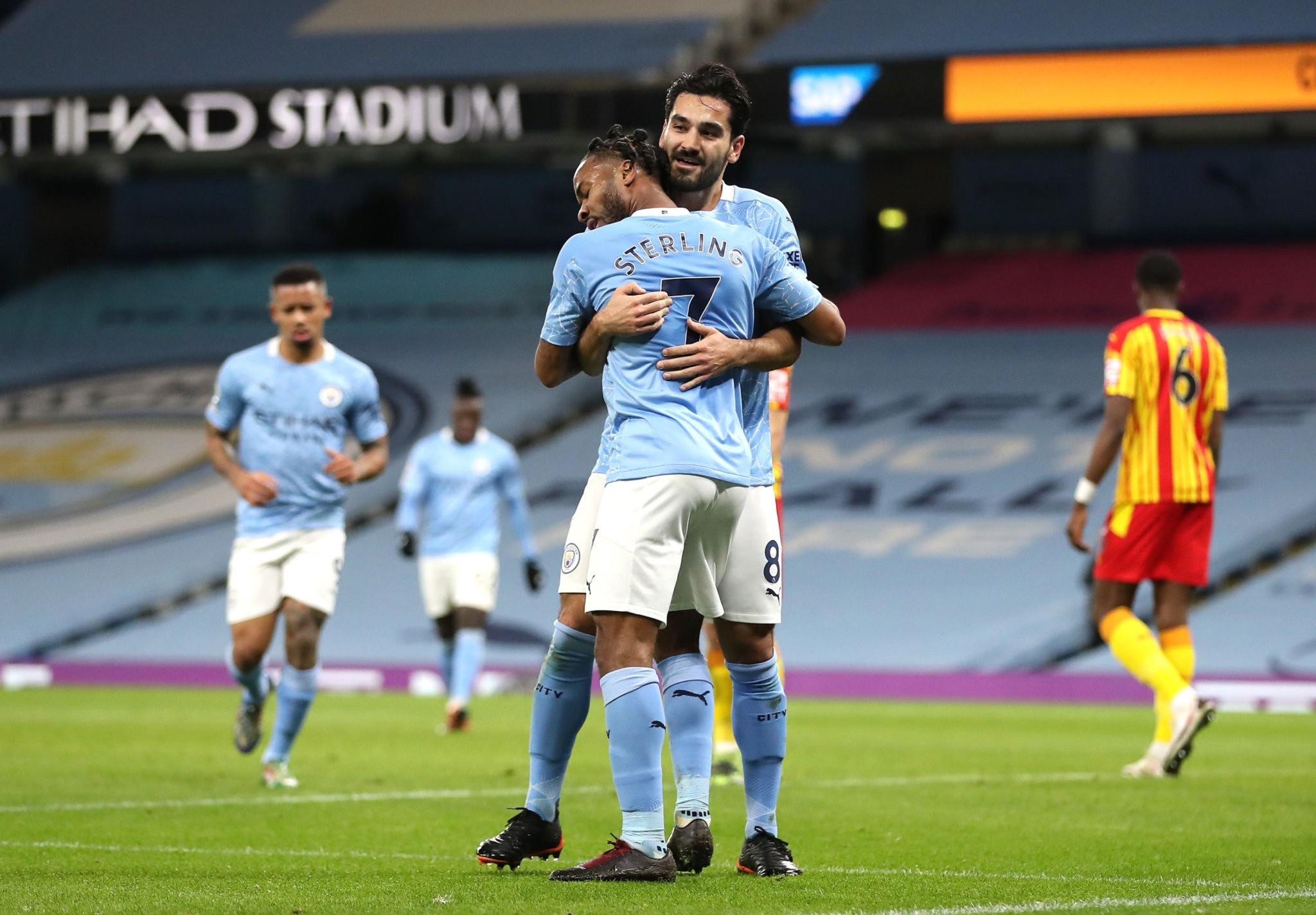 员因场外行 员因场外行